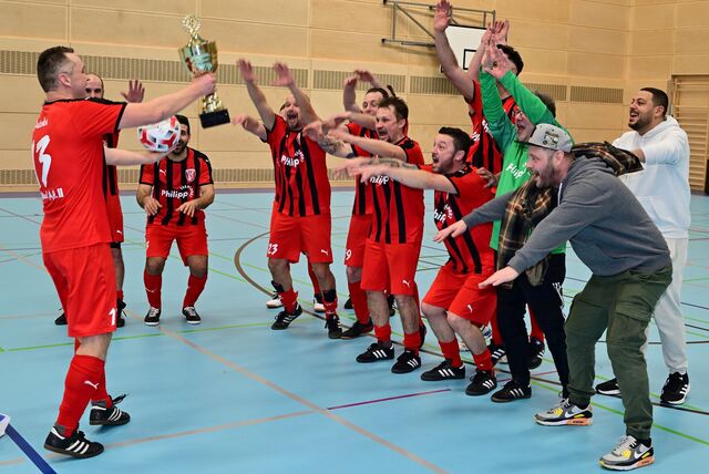 Da ist der Pokal: Die Ü40-Kicker des FC Marl sind in Feierlaune.