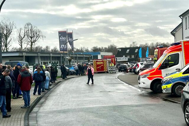 Alle Mitarbeiter der Werkstätten verfolgen den Einsatz von der anderen Seite der Hubertusstraße.