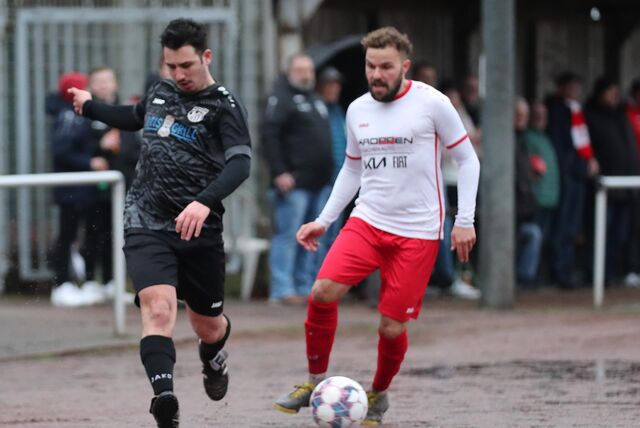 Maximilian Kadura behauptet den Ball.