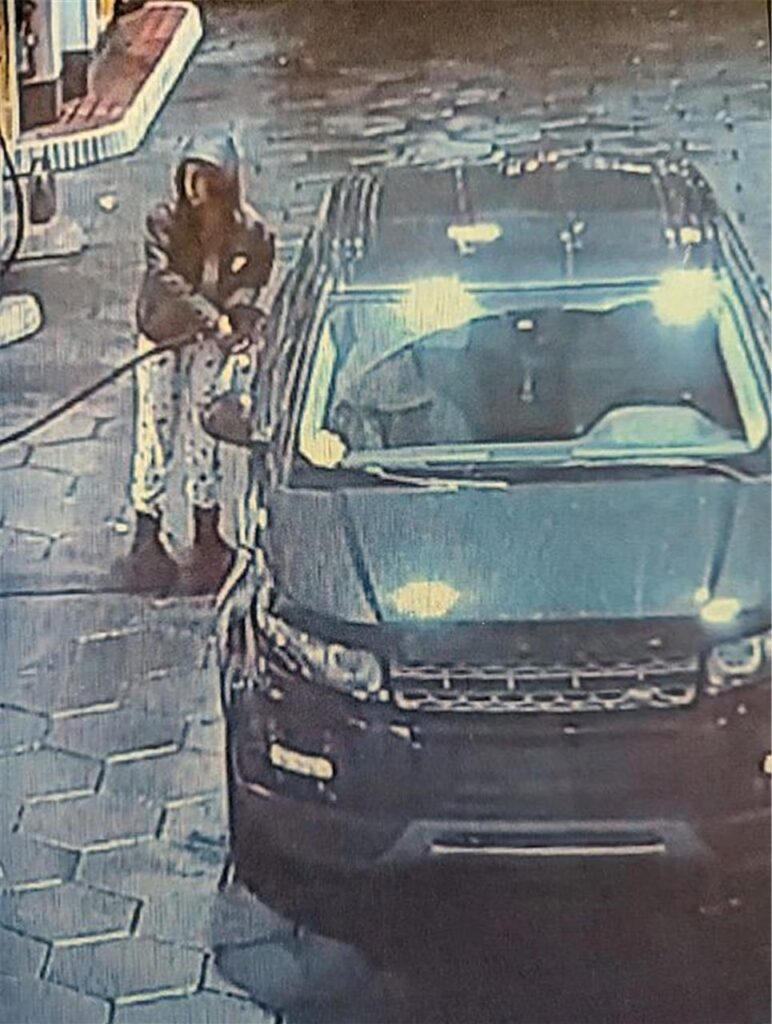 Am 10. Dezember 2023 gegen 2 Uhr nachts wurde an einer Bottroper Tankstelle diese Aufnahme von der Tatverdächtigen gemacht. Am 10. Dezember 2023 gegen 2 Uhr nachts wurde an einer Bottroper Tankstelle diese Aufnahme von der Tatverdächtigen gemacht.