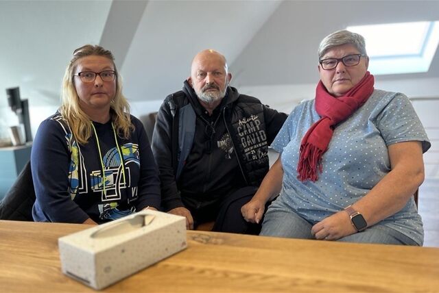 Melanie, Peter und Brigitte Morgner sitzen am Schreibtisch in der Kanzlei der Anwältin Sabrina Diehl.