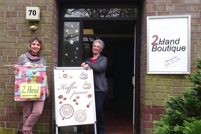 Verena Rentmeister und Susanne Lensing freuen sich auf ihre Kunden. Sie stehen vor den neuen Räumlichkeiten der Secondhand Boutique in Dorsten.