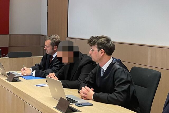 Der angeklagte Medican-Chef (Mitte) im Februar 2024 mit seinen beiden Verteidigern, Prof. Dr. Björn Gercke und Dr. Markus Dinkelbach, kurz vor Beginn des zweiten Betrugs-Prozesses am Bochumer Landgericht.
