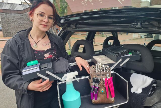 Mobile Friseurin mit Friseurausstattung.