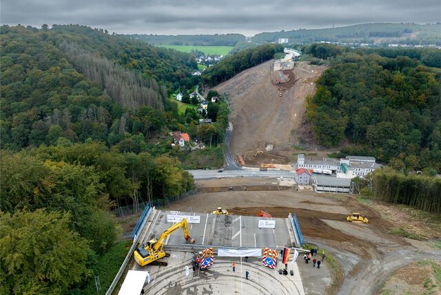 An der A45 ist die Talbrücke Rahmede in Lüdenscheid abgerissen worden. Ihr Neubau hat begonnen.