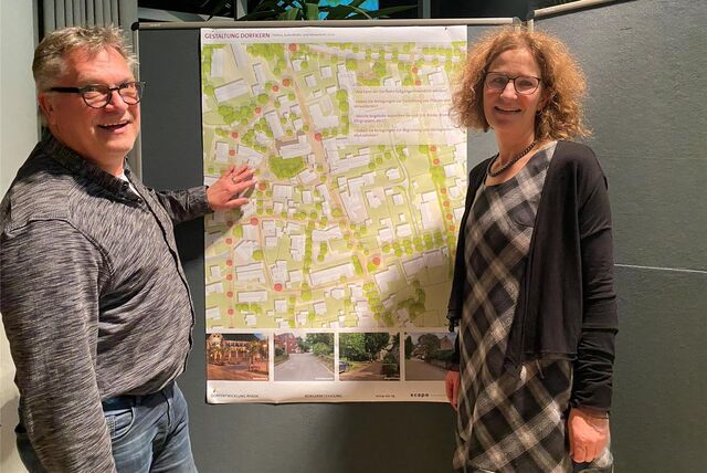 Holger Lohse (technischer Beigeordneter der Stadt Dorsten) und Hiltrud Lintel (scape Landschaftsarchitekten) tauschen sich über den Entwurf für die Gestaltung des Dorfkerns in Rhade aus.