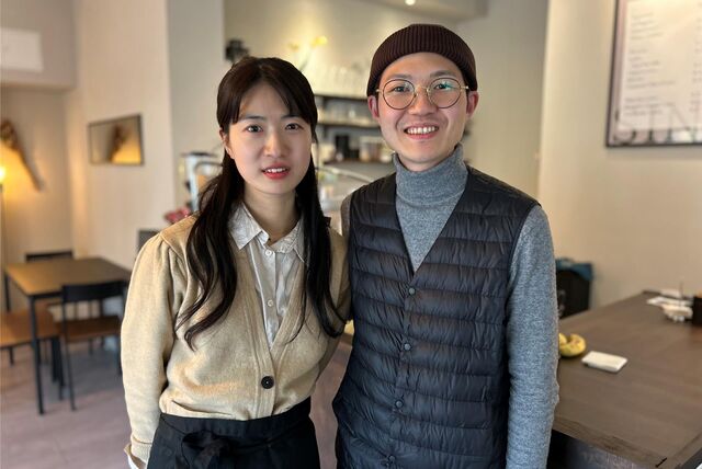 Dasol Bak und ihr Ehemann Hyeonjin „James“ Kim stehen in ihrem neuen Café „Sinabro“ in Castrop-Rauxel-Deininghausen.