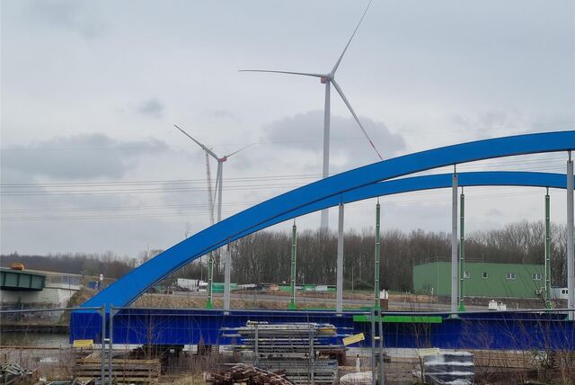 Zwei Windräder in Datteln, im Vordergrund liegt eine Brückenkonstruktion.