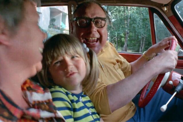 Zu sehen ist ein Ausschnitt aus dem Film „Das kann doch unseren Willi nicht erschüttern“, in dem Heinz Erhardt einen Familienvater aus Castrop-Rauxel spielt.
