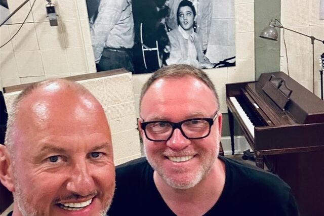 Frank Rosin und Michael „Jaxon“ Bellina im Sun Studio vor dem Piano, auf dem Elvis Presley (Bild im Hintergrund) bereits im Jahr 1956 gespielt hat.