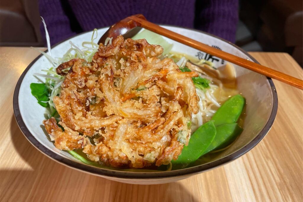 Ramen mit Gemüse-Tempura Ramen mit Gemüse-Tempura
