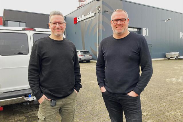 Die Geschäftsführer Marcus Ugljanin (links) und Tim Jansen stehen vor ihrem Firmengebäude mit dem Logo Schallmeister in Herten-Langenbochum.