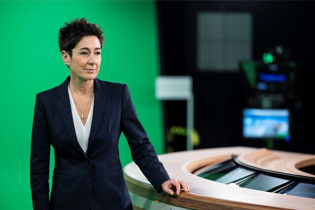 Die Moderatorin Dunja Hayali steht vor einem Greenscreen.
