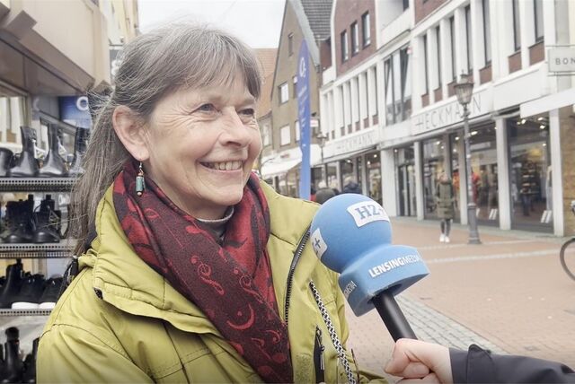 Frau bei Umfrage