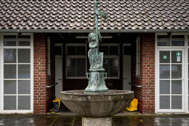 Der Brunnen am Eingang des Freibads Stockheide in Dortmund