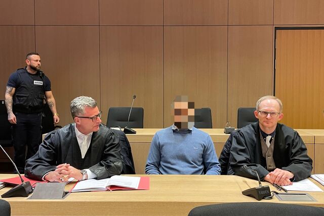 Der Angeklagte (Mitte) kurz vor Prozessbeginn im Februar 2024 am Bochumer Schwurgericht neben seinen beiden Verteidigern Dr. Detlev Binder (links) und Olaf Krekeler (rechts).