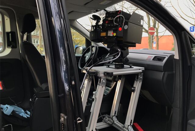 Ein Radarmessgerät in einem Auto.
