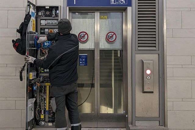 Ein Servicetechniker repariert den Aufzug im Halterner Bahnhof.