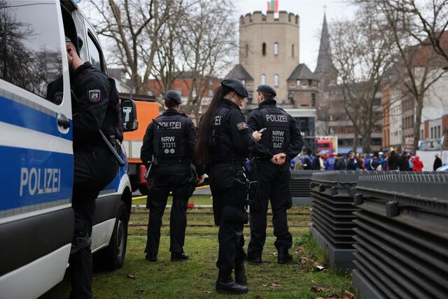 Polizisten stehen vor dem Rosenmontagsumzug in der Nähe der Zugstrecke.