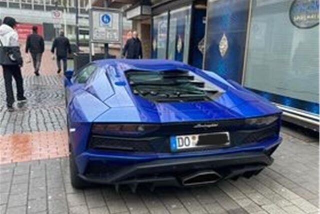 Er sticht aus der Masse der Autos stark heraus: Der Lamborghini von Castrop-Rauxel hat für reichlich Aufmerksamkeit gesorgt.