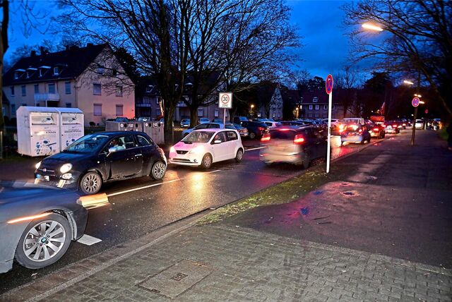 Viele Autos auf einer Straße in der Nähe der Hartkortschule.