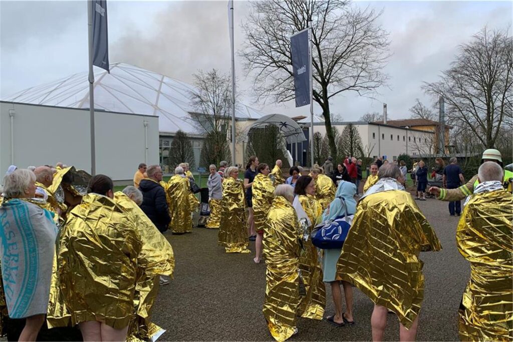 Mit Rettungsdecken wurden die Saunagäste in Sicherheit gebracht.