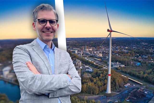 Jens Langensiepen ist Geschäftsführer der Stadtwerke. Er steht auf einer Montage neben einer Windkraftanlage, die auf dem Werksgelände von Rain Carbon steht und Ökostrom erzeugt.