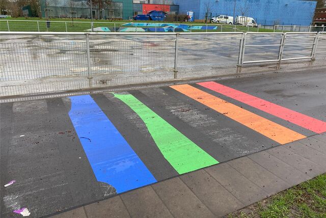 Ein mutwillig zerstörter Regenbogenstreifen.