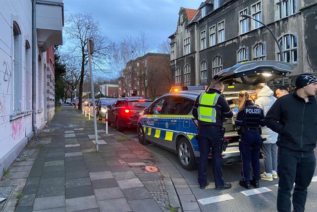 Polizisten an einem Einsatzwagen in der Amtsstraße in Castrop-Rauxel.