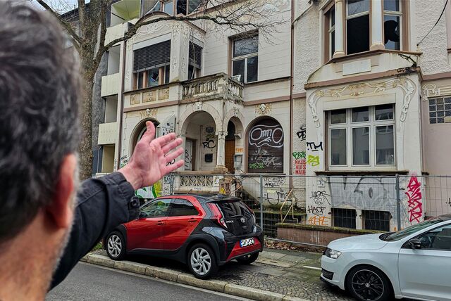 In der Alexanderstraße stehen mehrere Häuser seit Jahren leer. Ein Anwohner berichtet von den Folgen.