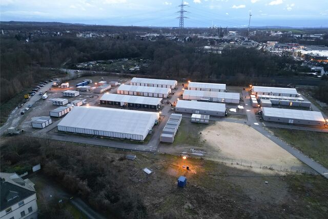 Zu sehen ist eine Luftaufnahme der Zeltstadt an der B235, die als Zentrale Notunterkunft der Bezirksregierung Münster dient.