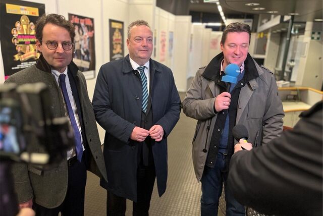 Landrat Bodo Klimpel und Bürgermeister Rajko Kravanja (r.), hier zu sehen nach der Evakuierung der Landesnotunterkunft in Castrop-Rauxel am 22.2.2024 in der Europahalle mit Regierungspräsident Andreas Bothe.