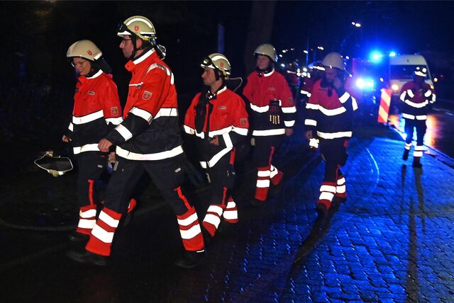 Zahlreiche Einsatzkräfte waren am Donnerstagabend damit beschäftigt, eine Flüchtlingsunterkunft mit 800 Menschen in Dorsten wegen des Sturms zu evakuieren.