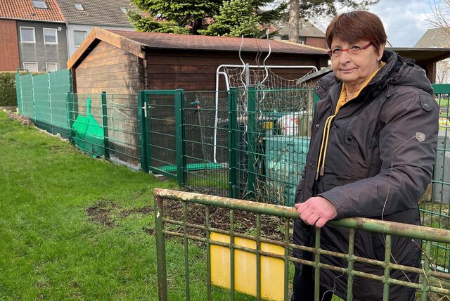 Gabriele Halfar steht an ihrem Gartengrundstück an der Eulenstraße in Recklinghausen.
