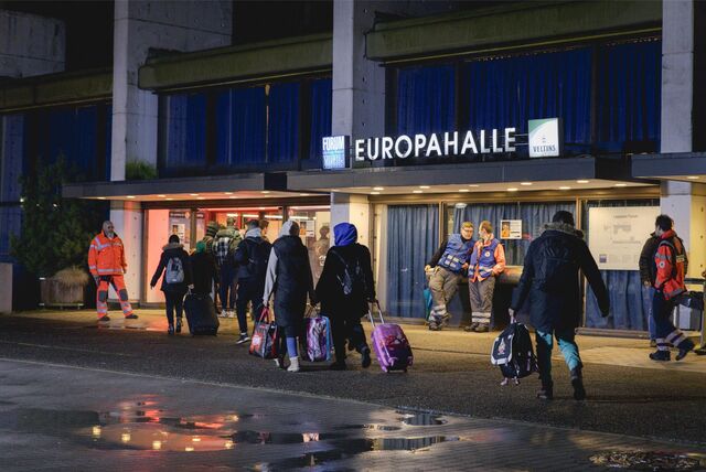 Wegen einer Unwetterwarnung musste die Notunterkunft an der Habinghorster Straße (B235) in Castrop-Rauxel am Donnerstagabend (22.2.) evakuiert werden: Für 500 Menschen ging es deshalb über Nacht in die Europahalle.