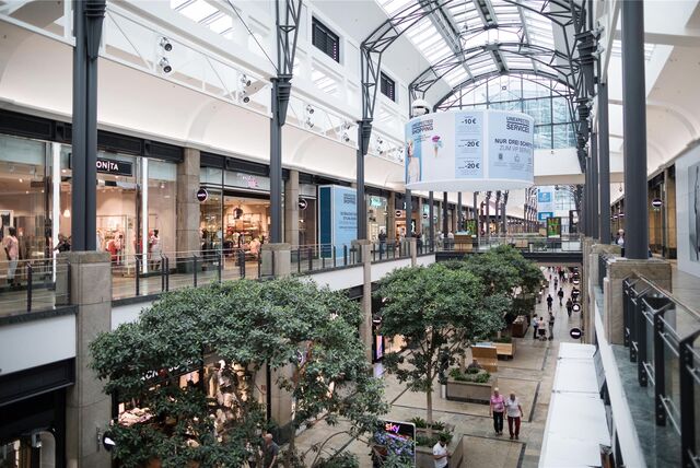 Menschen laufen durch das Einkaufszentrum Centro Oberhausen.