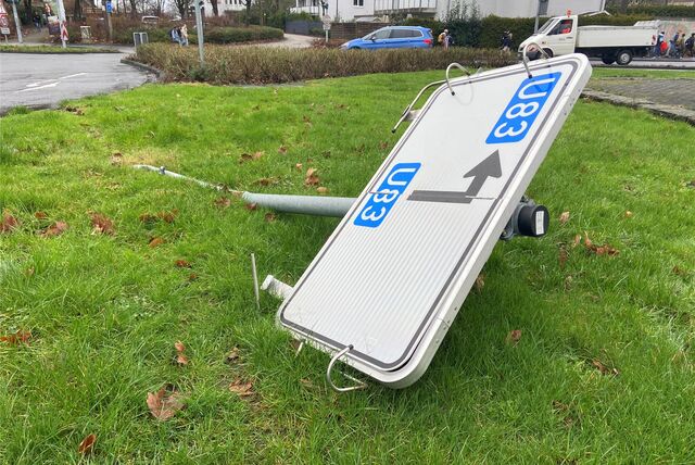 Das Umleitungsschild am Engelsburgplatz in Castrop-Rauxel liegt seit einem Verkehrsunfall beschädigt auf dem Rasen.