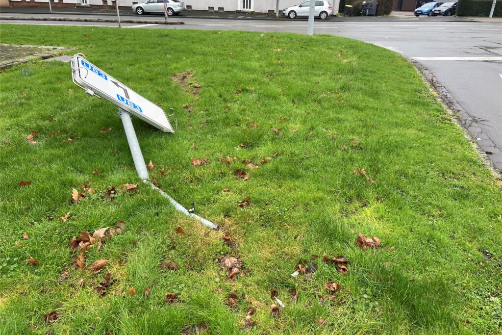 Das defekte Umleitungsschild an dem Engelsburgplatz in Castrop-Rauxel liegt auf der grünen Wiese.