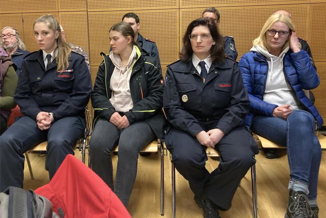 Feuerwehrfrauen mit und ohne Uniform nehmen an der Sitzung des Marler Stadtrats teil, darunter auch Hauptbrandmeister Ulrike Hülsmann (r.).