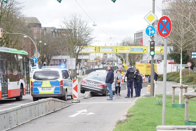 Am Wall ist es am 23.Februar zu einem Unfall gekommen, bei der ein Autofahrer auf eine Baustellenabsperrung auffuhr.