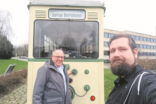 Die SPD-Fraktionsmitglieder Detlef Dick und Björn Jadzinski vor der historischen Straßenbahn vor der Zentrale der Vestischen.