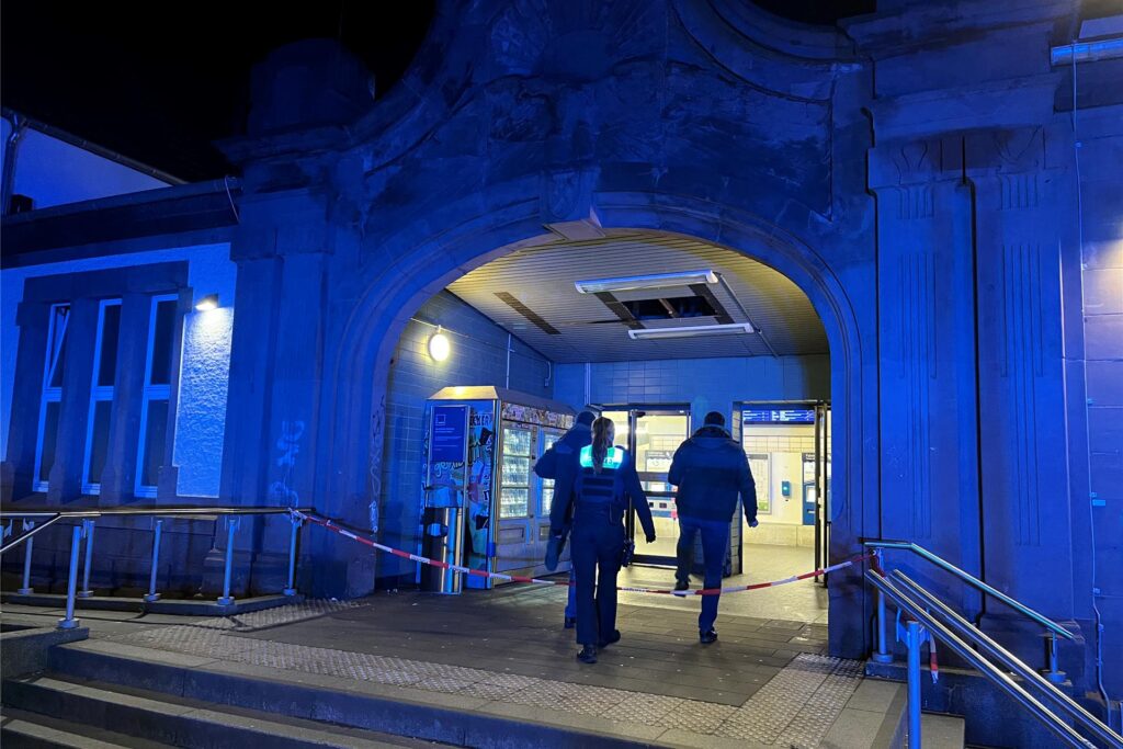 Einsatzkräfte betreten in der Nacht zu Samstag (24. Februar) den abgeriegelten Bahnhof in Schwerte. Einsatzkräfte betreten in der Nacht zu Samstag (24. Februar) den abgeriegelten Bahnhof in Schwerte.