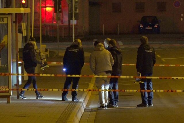 Kriminaltechniker der Polizei bei einem Einsatz nach einem versuchten Tötungsdelikt am Dortmunder Hauptbahnhof.