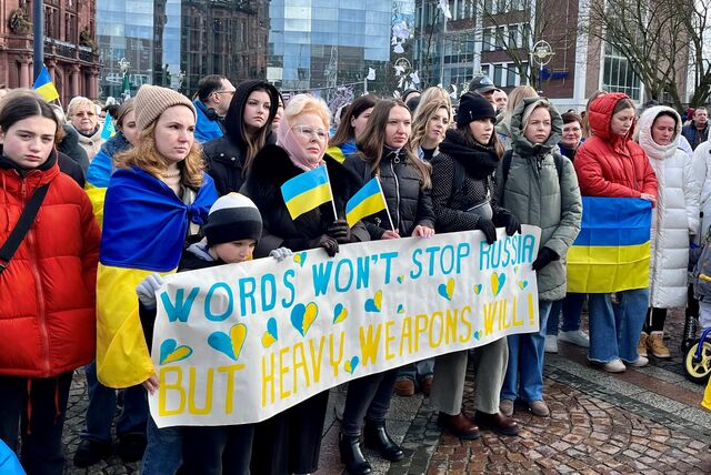 Rund 650 Menschen haben am Samstag (24.2.) in Dortmund gegen den Krieg in der Ukraine protestiert.