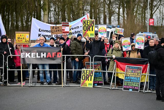 An der Absperrung empfingen die Demonstranten die Delegierten des AfD-Parteitags mit Plakaten und lauten Parolen.