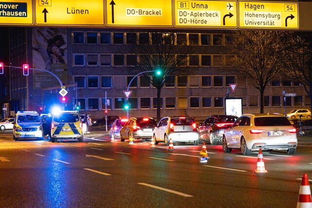 Die Polizei sperrt den Dortmunder Wall und leitet den Verkehr ab.
