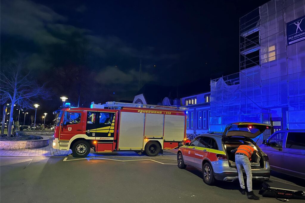Tödlicher Unfall am Bahnhof Schwerte am Freitag, 23. Februar: Ein Mitarbeiter des Notfallmanagements der Deutschen Bahn war, bereits nach Mitternacht, auf dem Weg zur Unfallstelle. Tödlicher Unfall am Bahnhof Schwerte am Freitag, 23. Februar: Ein Mitarbeiter des Notfallmanagements der Deutschen Bahn war, bereits nach Mitternacht, auf dem Weg zur Unfallstelle.