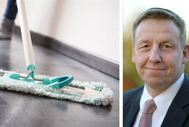 Ein Wischlappen auf PVC-Boden, daneben ein Porträt von Kämmerer Dirk Meussen