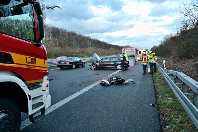 Ein kaputtes Auto steht auf der A52 bei Marl.