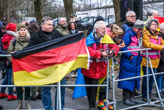 Vor dem AfD-Landesparteitag in Marl im Eventzentrum an der Gräwenkolkstraße im Februar 2024 demonstrieren Gegner der Partei mit der Deutschlandfahne.